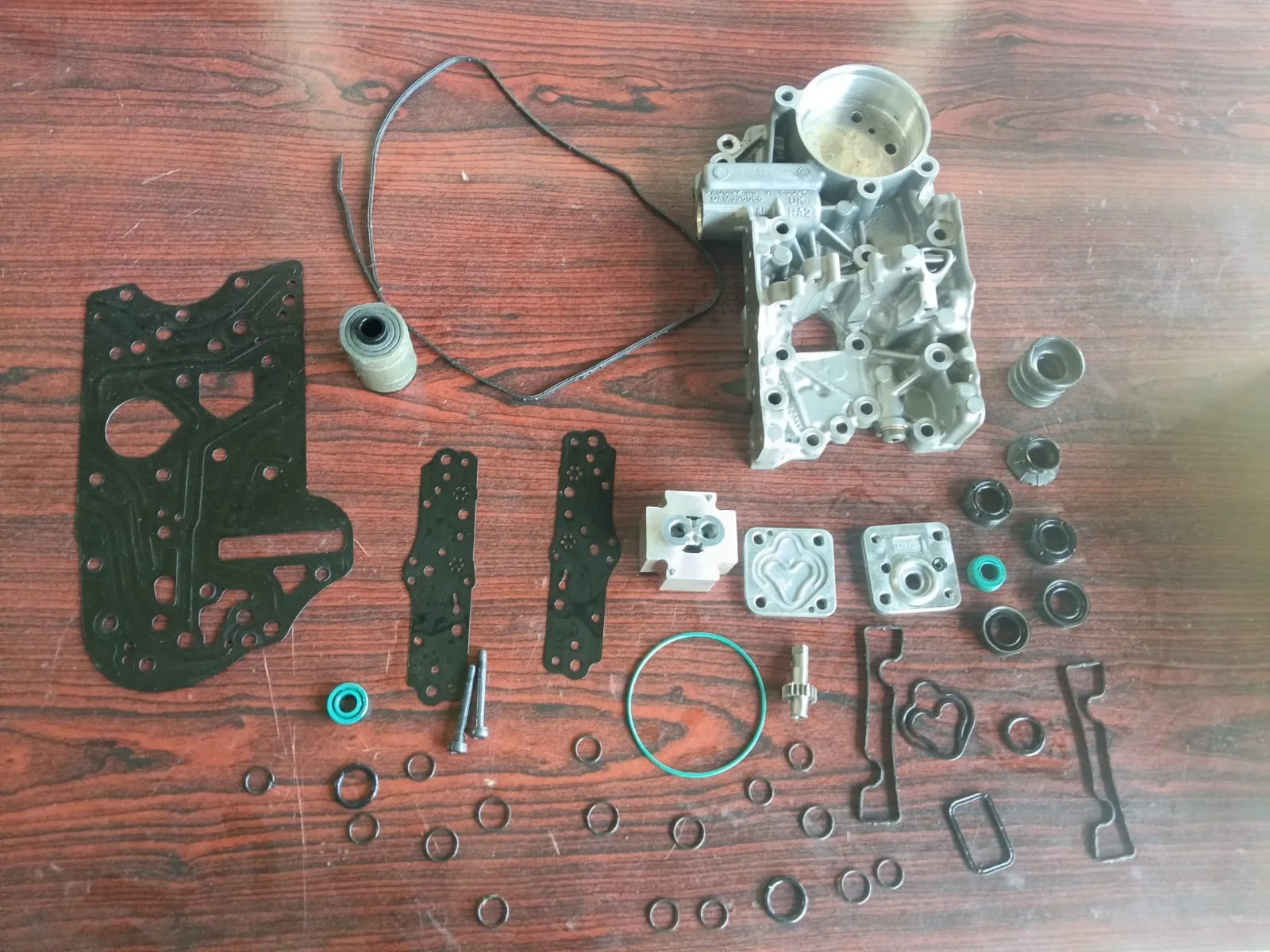 Valve-body housing, seals and small hydraulic components arranged on a workbench